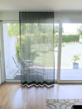 Schweizer Qualität: Vorhang Fischbacher LUPO in dunkelgrau.