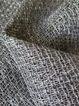 Stoffmuster Fischbacher-Vorhänge Modell LUPO in dunkelgrau.