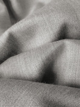 Stoffmuster Massvorhang DENEB grau von Fischbacher 1819.