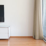 Tagesvorhang BONUS beige: In Stube modern. • rideaux123.ch