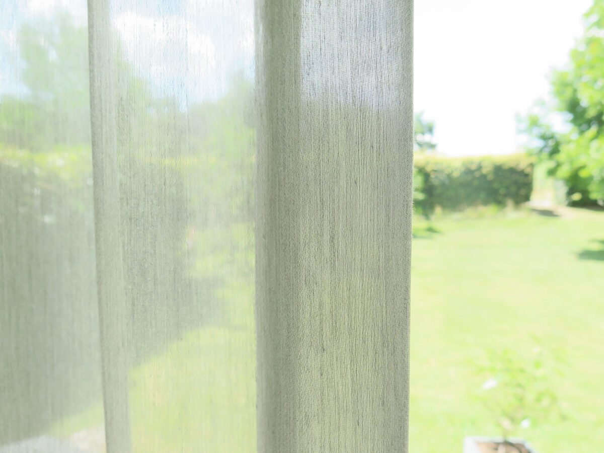 Tagesvorhang BONUS grau - Blick in den Garten. • rideaux123.ch