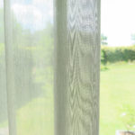Tagesvorhang BONUS grau - Blick in den Garten. • rideaux123.ch