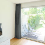 Tagesvorhang HAMAL dunkelgrau platzsparend verstaut. • rideaux123.ch