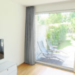 Tagesvorhang HAMAL grau platzsparend verstaut. • rideaux123.ch