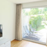 Tagesvorhang HAMAL hellbeige platzsparend verstaut. • rideaux123.ch