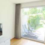 Tagesvorhang HAMAL hellbraun platzsparend verstaut. • rideaux123.ch
