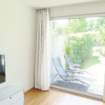 Tagesvorhang HAMAL weiss platzsparend verstaut. • rideaux123.ch