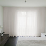 SEVILLA Massvorhang schlichter und eleganter Stoff sepiabeige Schlafzimmer • rideaux123.ch