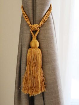 edle Quaste RHONE in Gold an Vorhang im Wohnzimmer