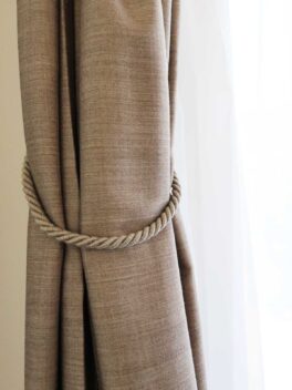 Halterung für Vorhang edler Fall eleganter Raffhalter AARE • rideaux123.ch