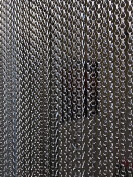 Kettenvorhang DARWIN in braungrau an Balkontür