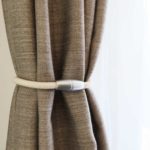 Raffhalter LINTH weiss an edlem Nachtvorhang • rideaux123.ch
