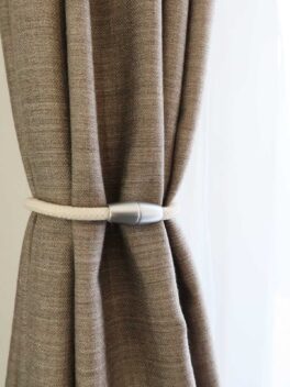 Raffhalter LINTH weiss an edlem Nachtvorhang • rideaux123.ch