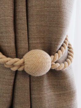 Raffhalter REUSS Kugel in Hellbeige an Vorhang • rideaux123.ch