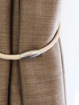 Raffhalter ringförmig in Weiss an Nachtvorhang • rideaux123.ch