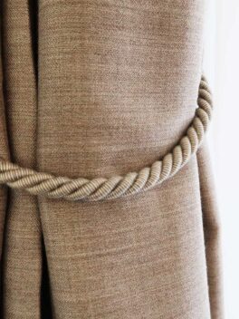 Raffhalter schlichtes und elegantes Design mit Nachvorhang Detail-Aufnahme • rideaux123.ch