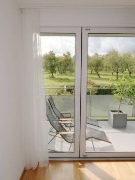 Voilage SACRAMENTO rideau ouvert dans le salon