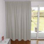 Rideau occultant HÜNENBERG dans le salon Gris beige [870] • rideaux123.ch