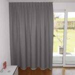 Rideau occultant HÜNENBERG dans le salon Gris foncé [40] • rideaux123.ch