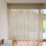 Voilage ALICANTE dans le salon Beige [09] • rideaux123.ch
