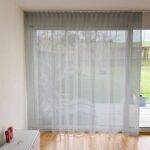 Voilage ALICANTE dans le salon Gris [03] • rideaux123.ch