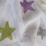 Rideau enfant SEDRIK II échantillon de tissu Blanc avec violet-gris-vert [334] • rideaux123.ch