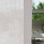 Flächenvorhang VALENCIA in Farbe: Ausblick in den Garten - Blanc écru [110] • rideaux123.ch