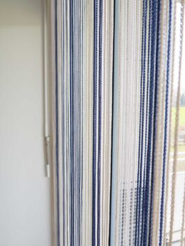 rideaux à franges LAZISE bleu-blanc-beige conclusion à droite