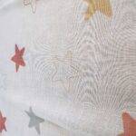 Parois Japonaises Enfants SEDRIK II en Blanc avec étoiles Rouge Brun Gris [300] Detail de tissu • rideaux123.ch