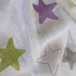 Parois Japonaises Enfants SEDRIK II en Blanc avec étoiles Violet Gris Vert [334] Echantillon de tissu • rideaux123.ch