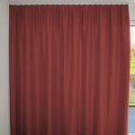 Rideau occultant ST. MORITZ Rouge [300] Rideau fermé • rideaux123.ch