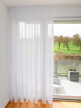 Voilage STRADELLA Blanc [0001] Rideau semi-ouvert