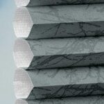 Plissé DUETTE® EOS® FIXÉ MONTANA BB24 Gris [9850] Détail de tissu • rideaux123.ch