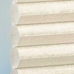 Plissé DUETTE® EOS® FIXÉ ELAN PEARL TOPAR® BB24 Blanc perle [0822] Détail de tissu • rideaux123.ch
