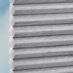 Plissé DUETTE® EOS® FIXÉ RELIFE BB24 Gris [6050] Tissu • rideaux123.ch
