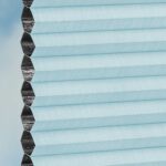 Plissés DUETTE® EOS® FIXÉ ELAN DARK BB24 Bleu clair [3749] Tissu • rideaux123.ch