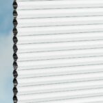 Plissés DUETTE® EOS® FIXÉ ELAN DARK BB24 Gris-blanc [3701] Échantillon de tissu • rideaux123.ch