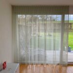 Voilage ALICANTE Gris-beige [10] Rideau fermé • rideaux123.ch