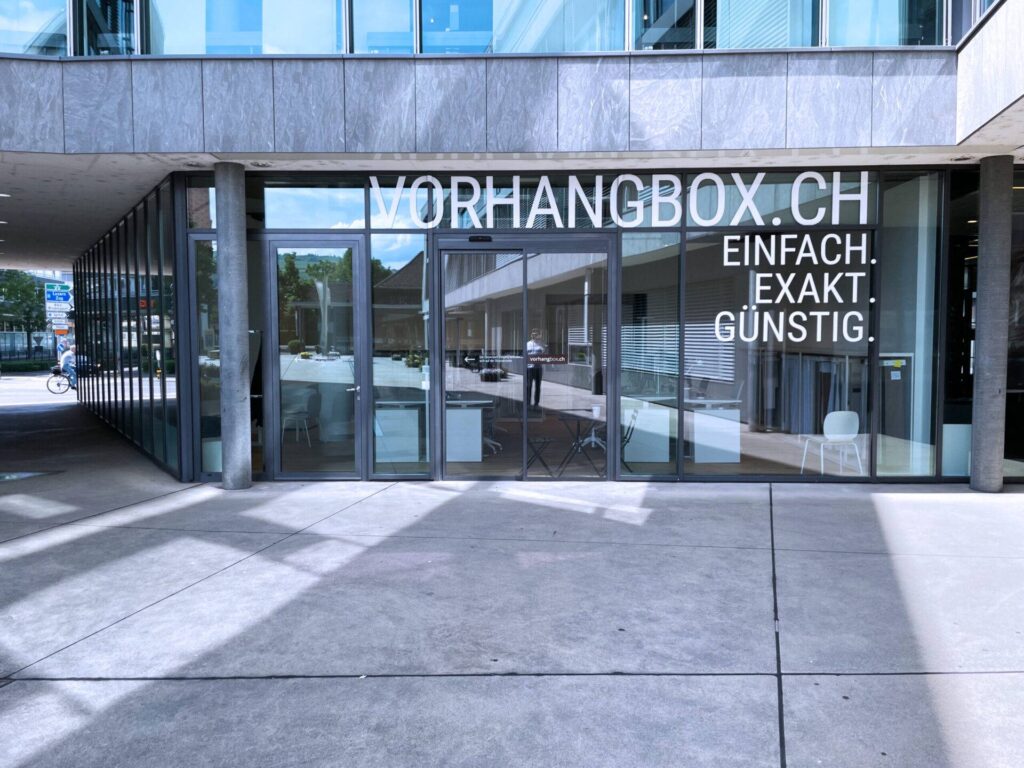 Showroom vorhangbox Baar à l'extérieur • rideaux123.ch